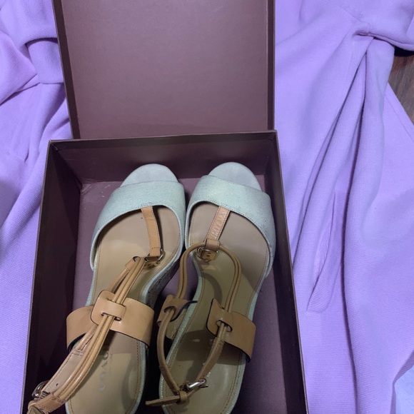 Coach Wedge - Picture 9 of 9